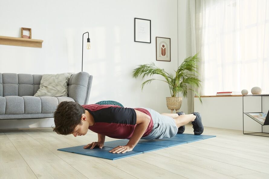 Stanite u plank za vježbanje mišića tiska i leđa