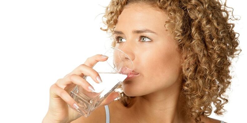 Na dijeti za piće morate konzumirati 1, 5 litara pročišćene vode, uz ostale tekućine