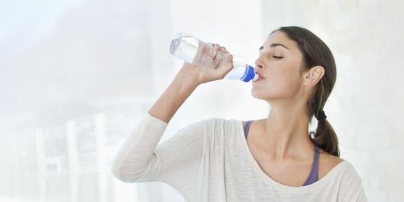 Da biste brzo smršali, trebate piti najmanje 2 litre vode dnevno. 