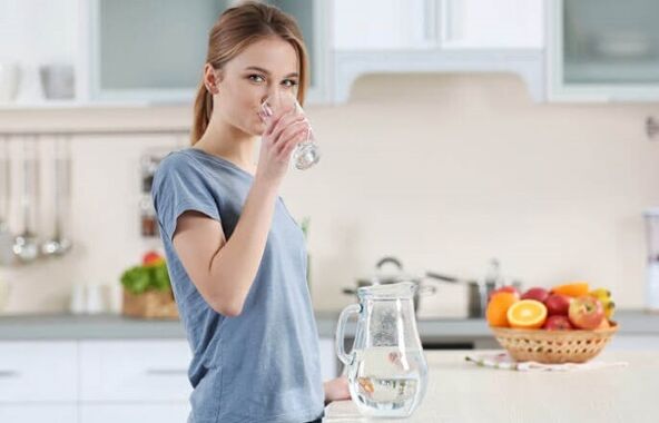 Pijenje vode prije jela za mršavljenje na lijenoj dijeti
